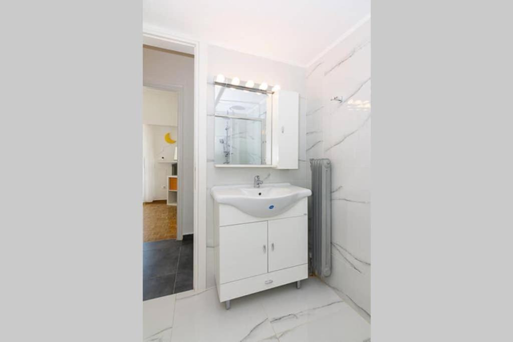 Apartament Sunlit 2Br Oasis In Metaxourghio 3Min From Metro Ateny Zewnętrze zdjęcie