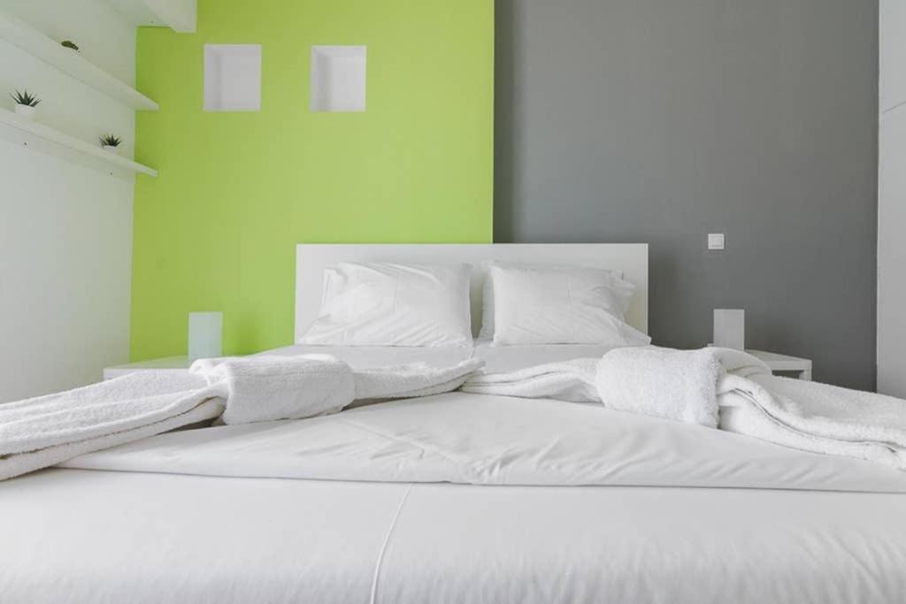 Apartament Sunlit 2Br Oasis In Metaxourghio 3Min From Metro Ateny Zewnętrze zdjęcie