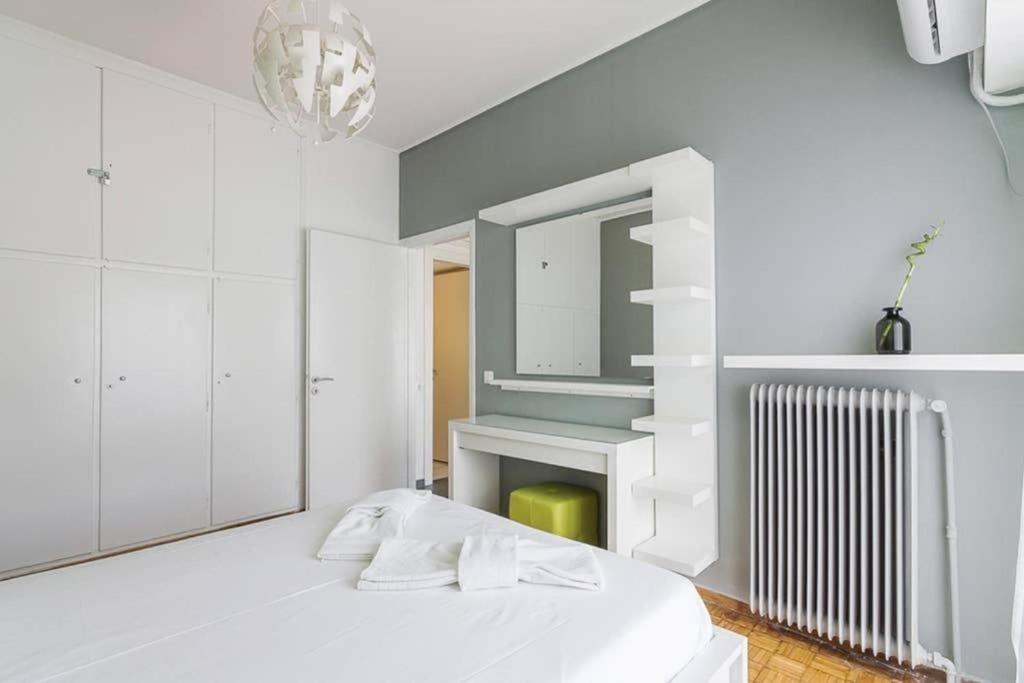 Apartament Sunlit 2Br Oasis In Metaxourghio 3Min From Metro Ateny Zewnętrze zdjęcie
