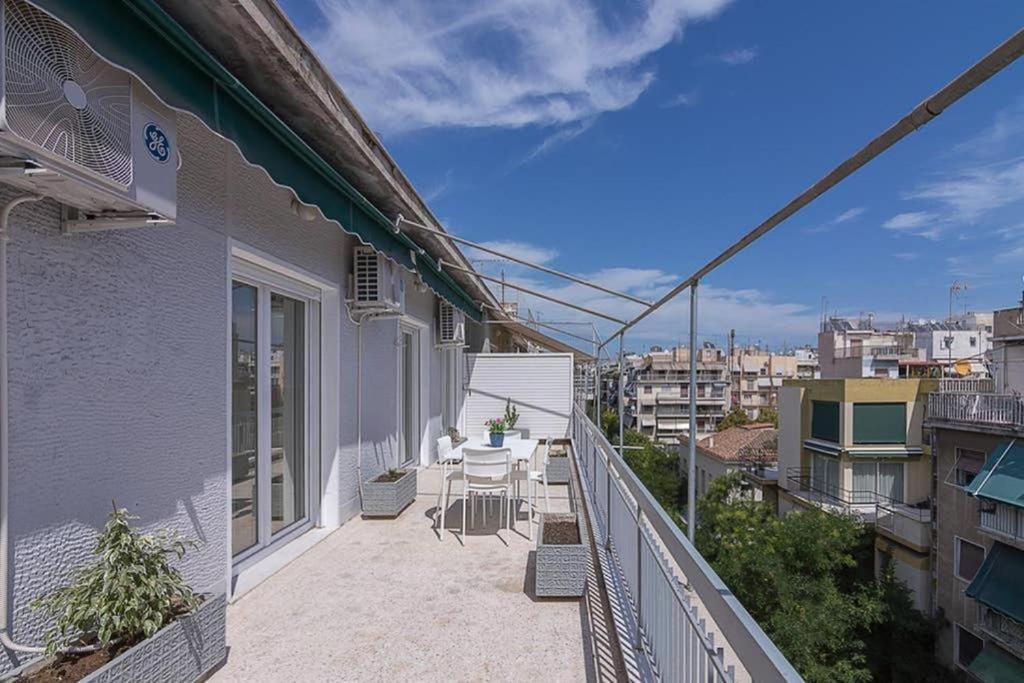 Apartament Sunlit 2Br Oasis In Metaxourghio 3Min From Metro Ateny Zewnętrze zdjęcie