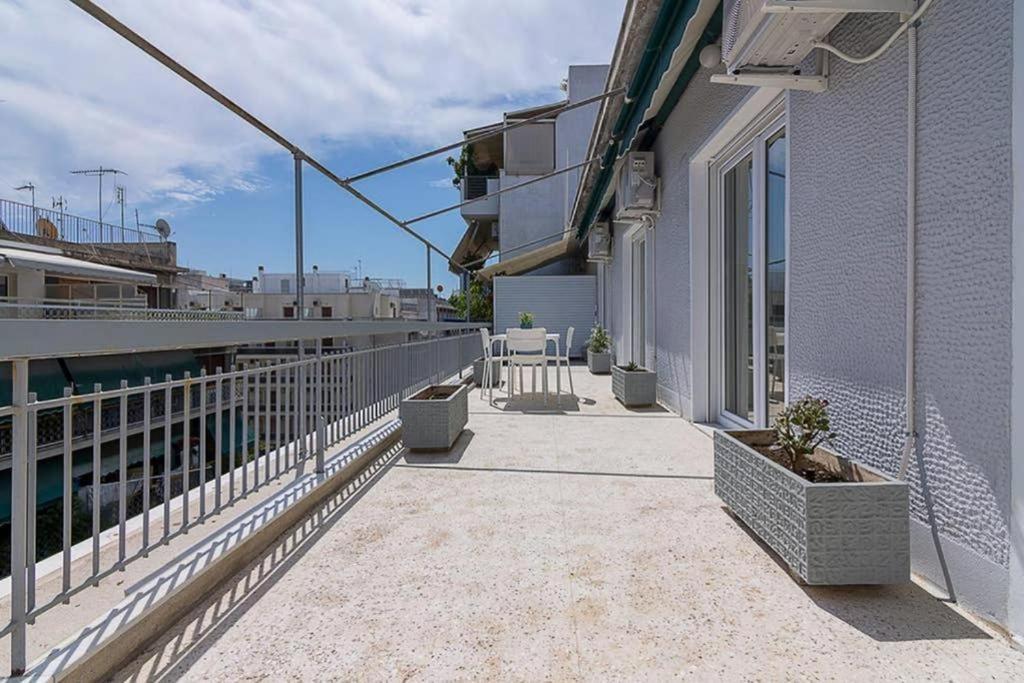 Apartament Sunlit 2Br Oasis In Metaxourghio 3Min From Metro Ateny Zewnętrze zdjęcie