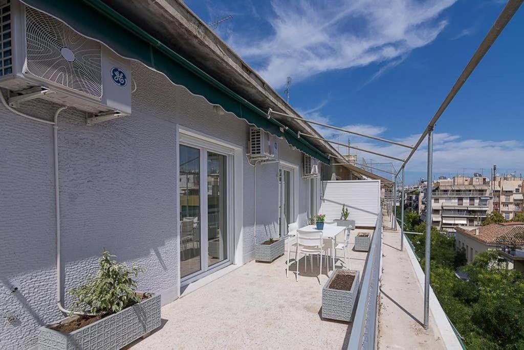 Apartament Sunlit 2Br Oasis In Metaxourghio 3Min From Metro Ateny Zewnętrze zdjęcie