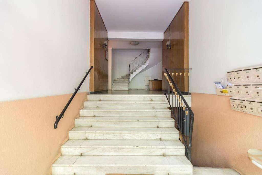 Apartament Sunlit 2Br Oasis In Metaxourghio 3Min From Metro Ateny Zewnętrze zdjęcie