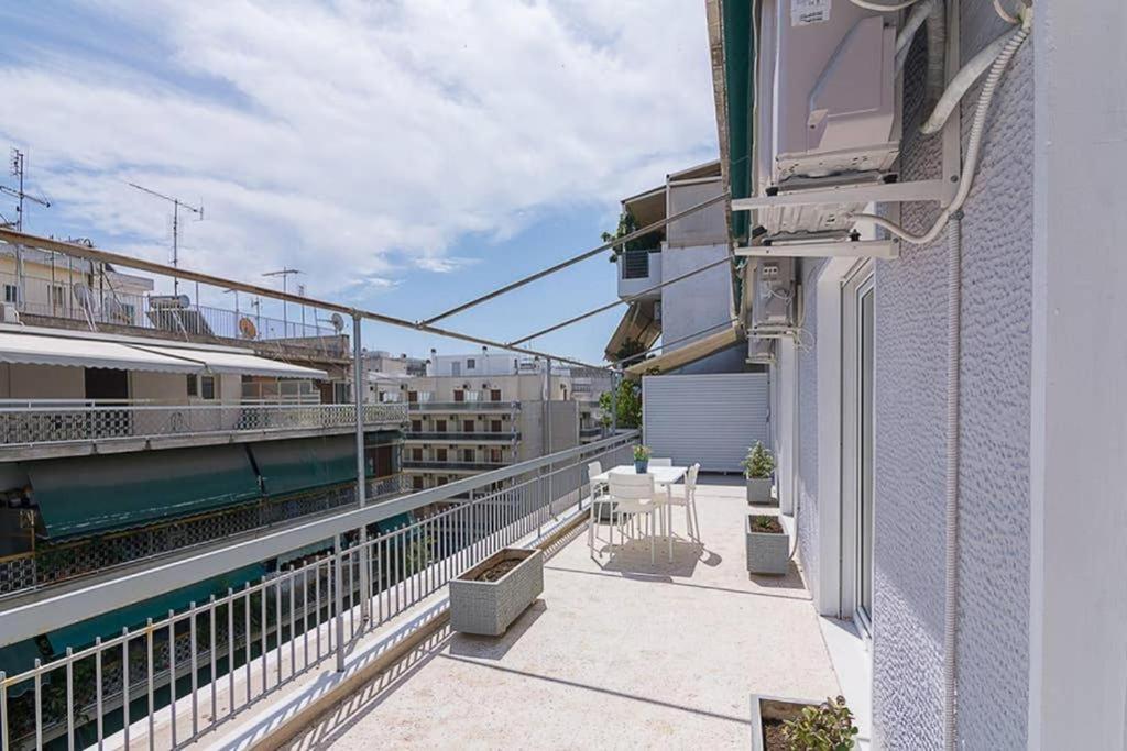 Apartament Sunlit 2Br Oasis In Metaxourghio 3Min From Metro Ateny Zewnętrze zdjęcie